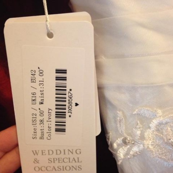 Never worn brand new wedding dress - Picture 4 of 6